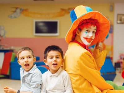 funny-clown-play-with-boys-in-kindergarten-E5E7MSL.jpg